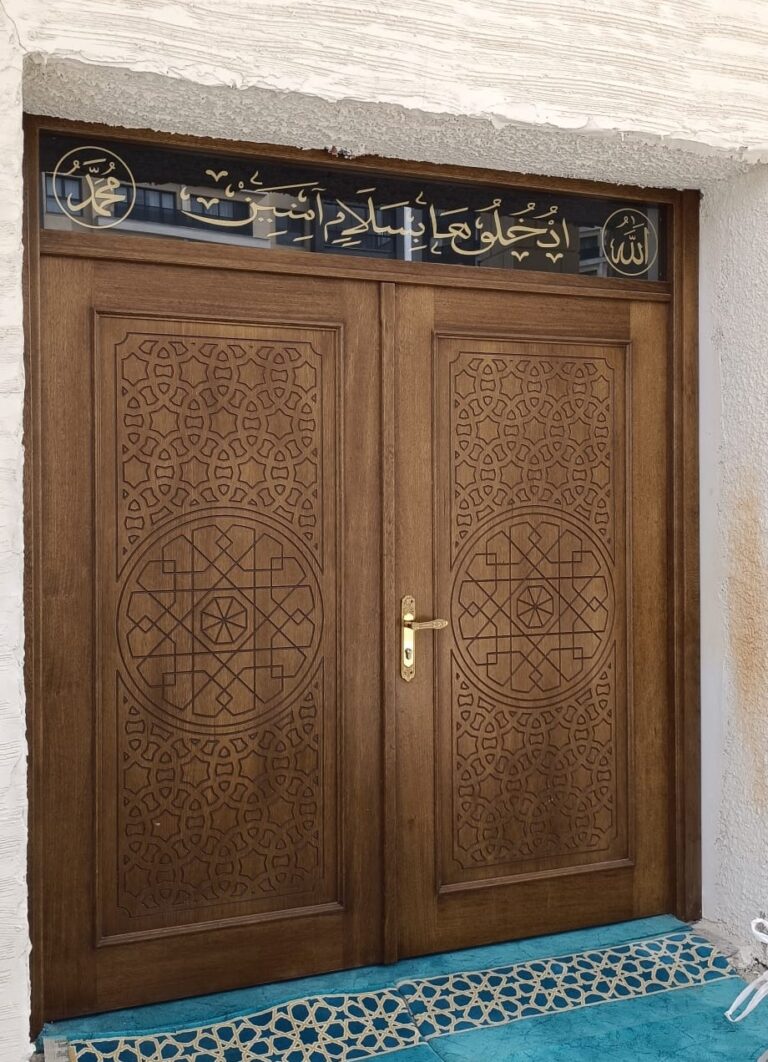 KP28 – Geometrik İşlemeli Çift Kanatlı Cami Dış Kapısı